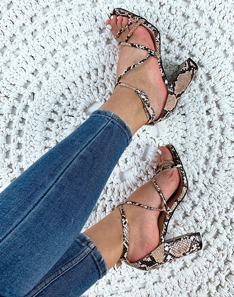 Sandale beige talon carré effet python