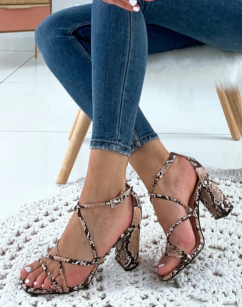 Sandale beige talon carré effet python