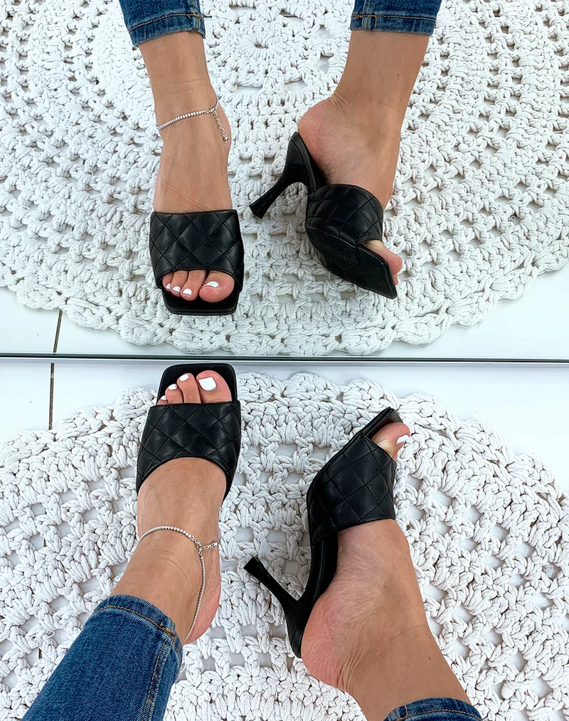 Mules noires à talons et à larges brides matelassées