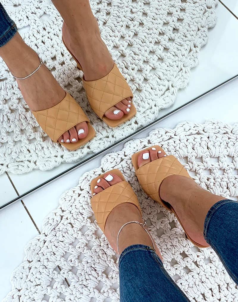Mules beiges à talons et à larges brides matelassées