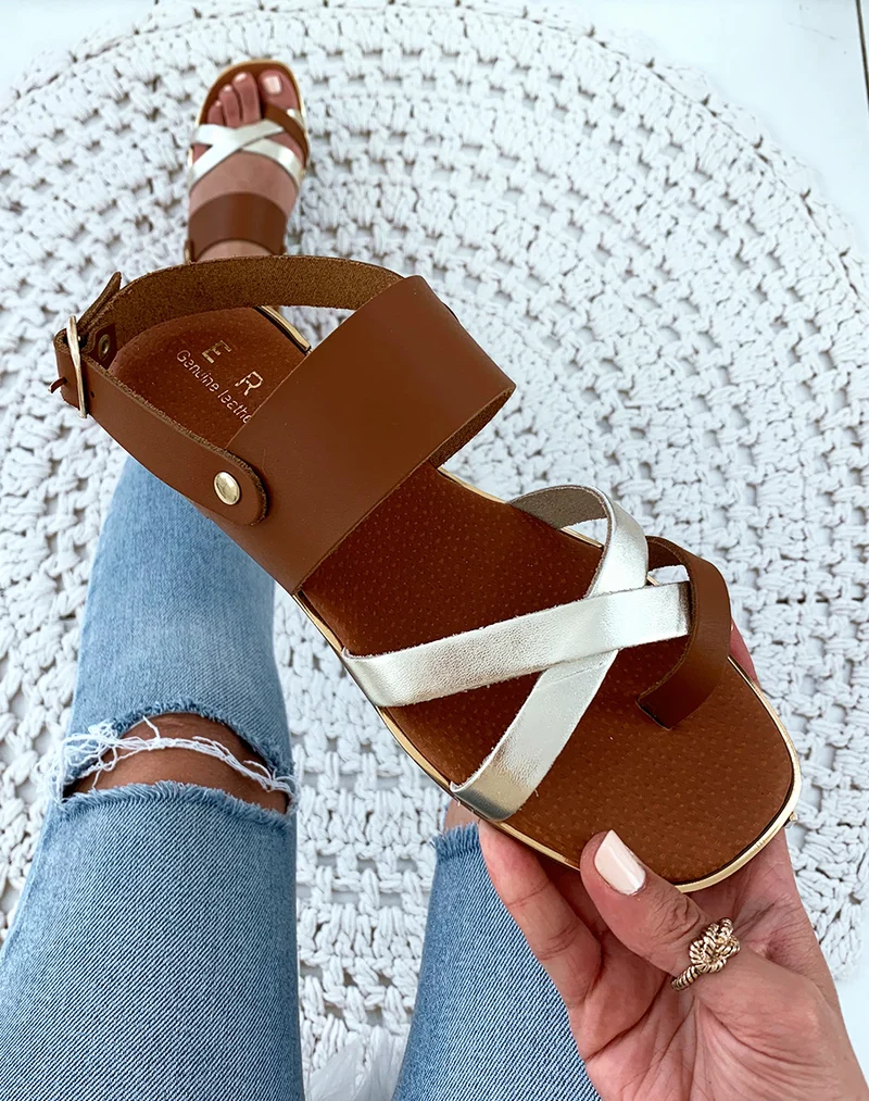 Nu-pieds en cuir camel et dorés à multiples brides entrecroisées