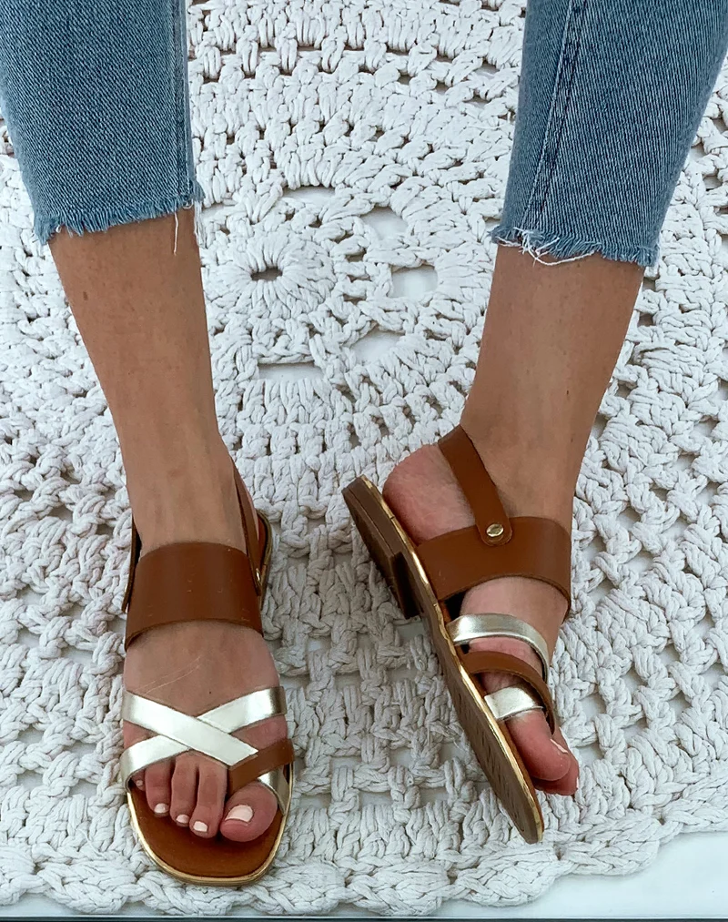 Nu-pieds en cuir camel et dorés à multiples brides entrecroisées