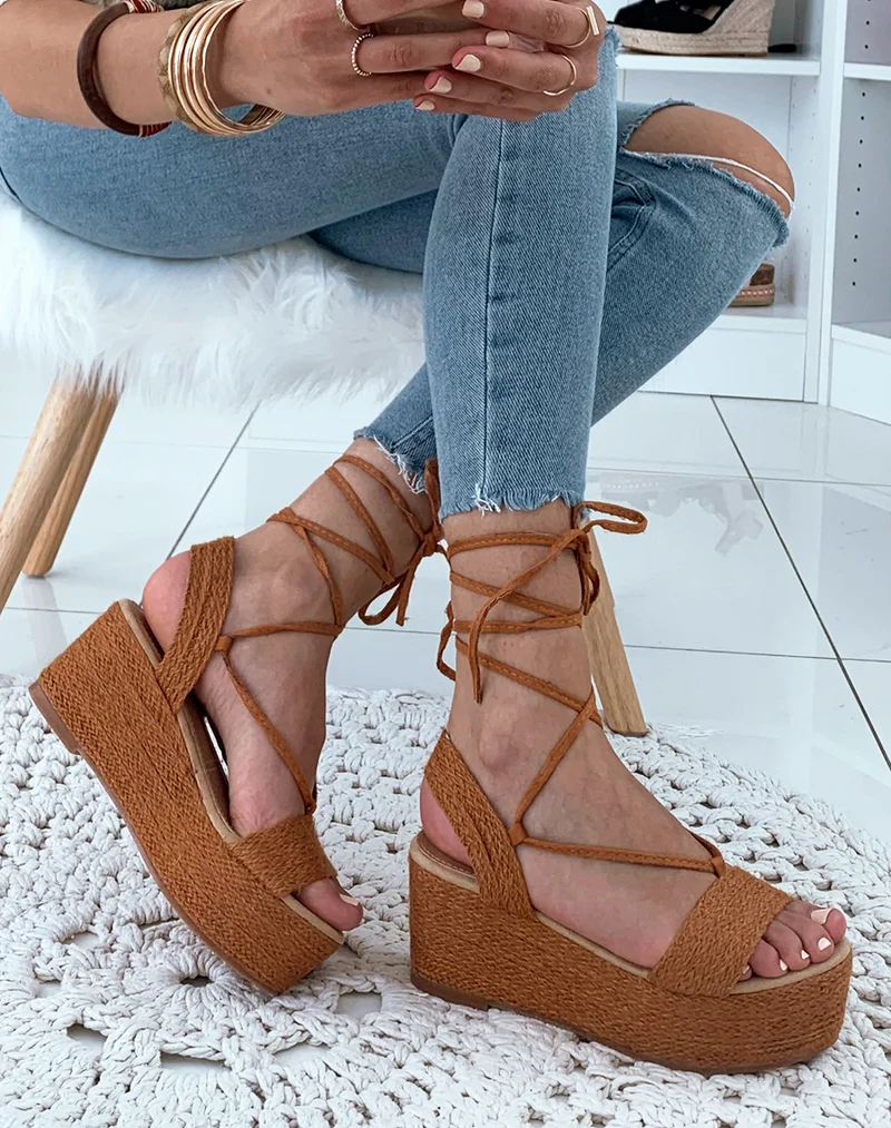 Sandales en osier camel à talons compensées et à lacets