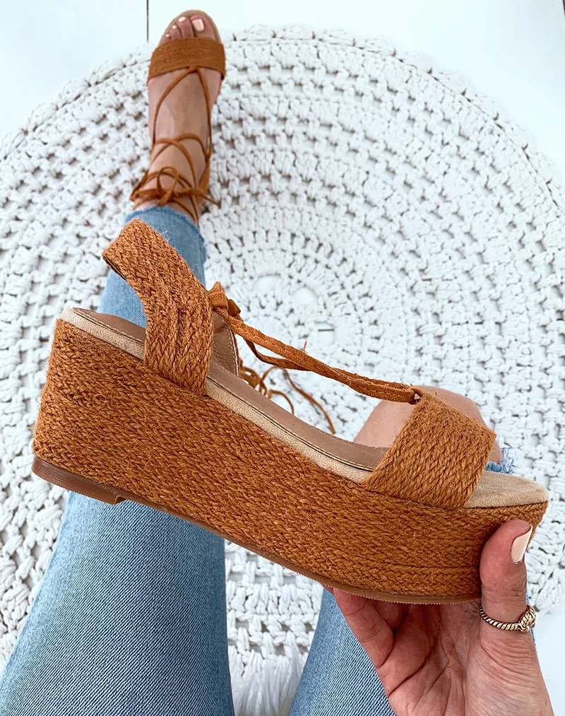 Sandales en osier camel à talons compensées et à lacets