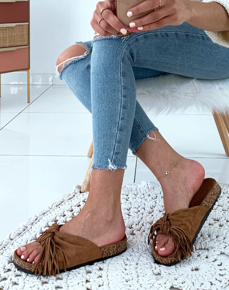 Mules une suédine camel à larges brides en nœud et à franges