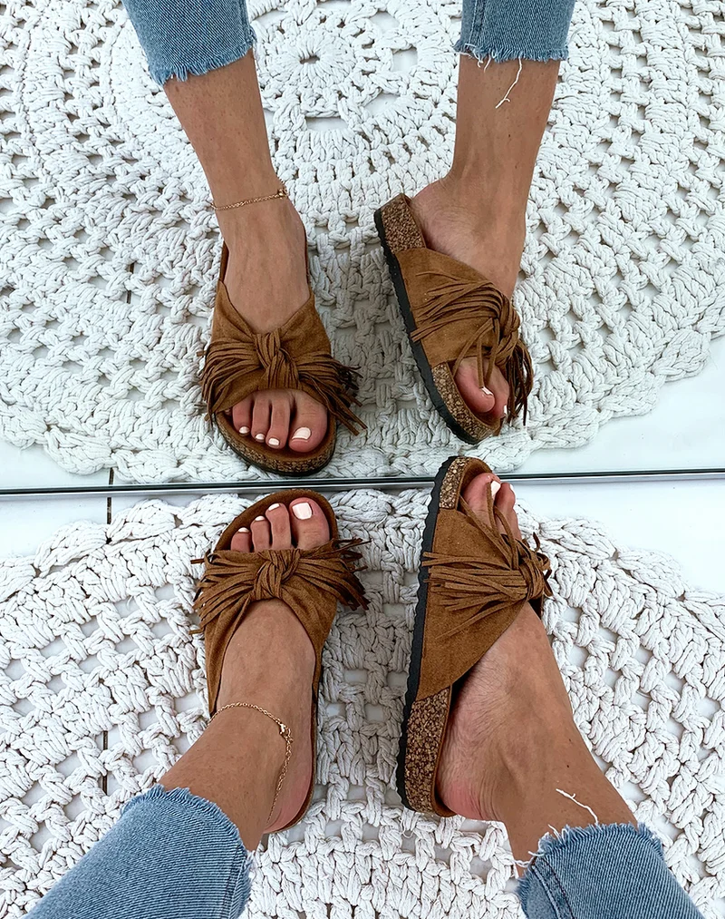 Mules une suédine camel à larges brides en nœud et à franges