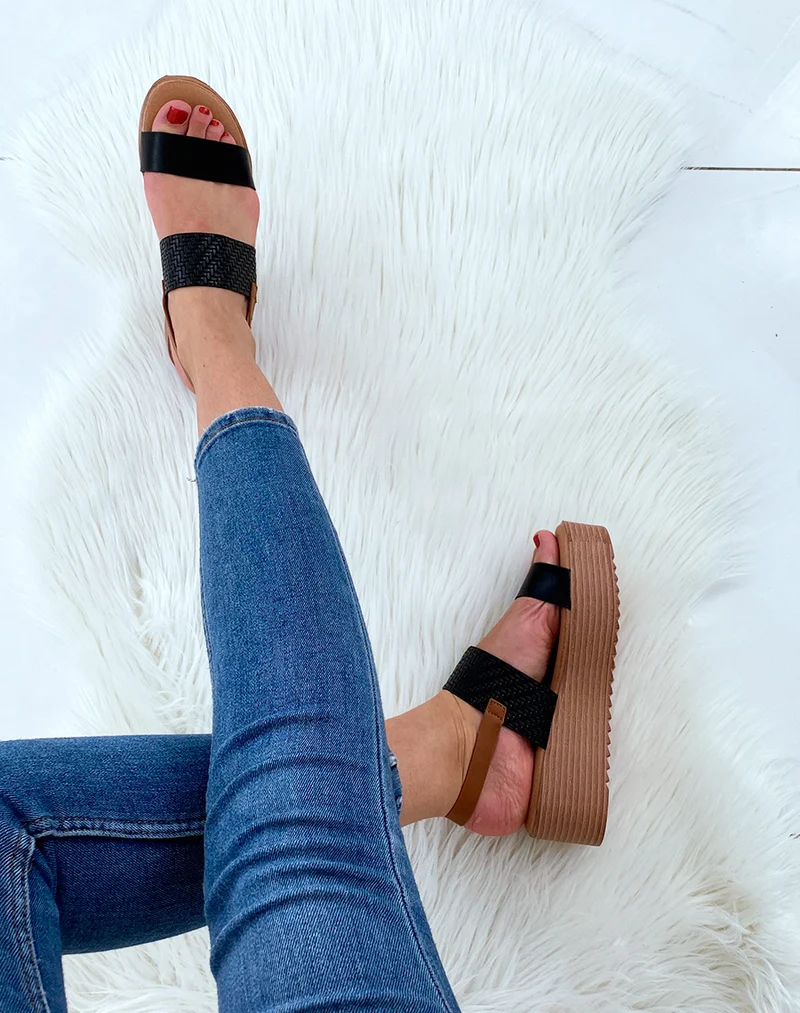 Nu-pieds compensés noirs et camel