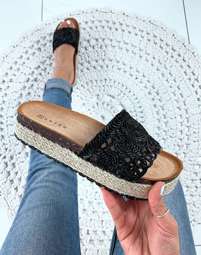 Mules en osier noires à motifs tressés et à plateforme