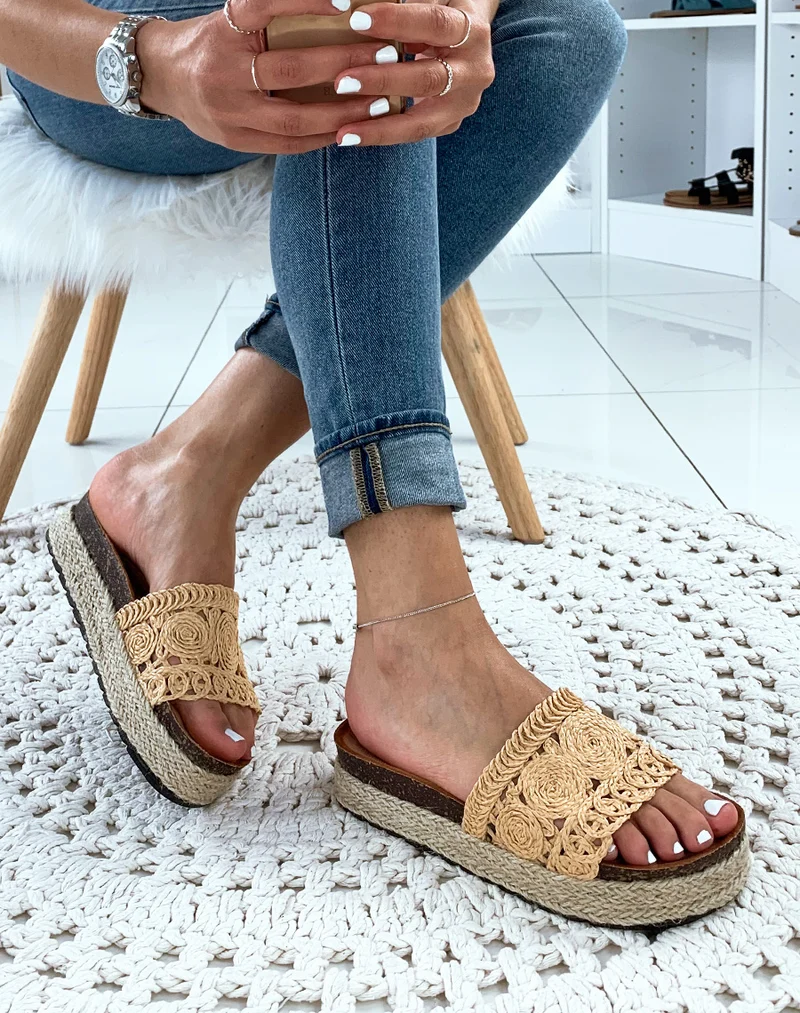 Mules en osier beiges à motifs tressés et à plateforme
