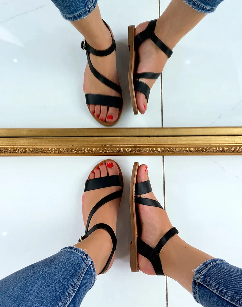 Nu-pieds noirs à brides asymétriques
