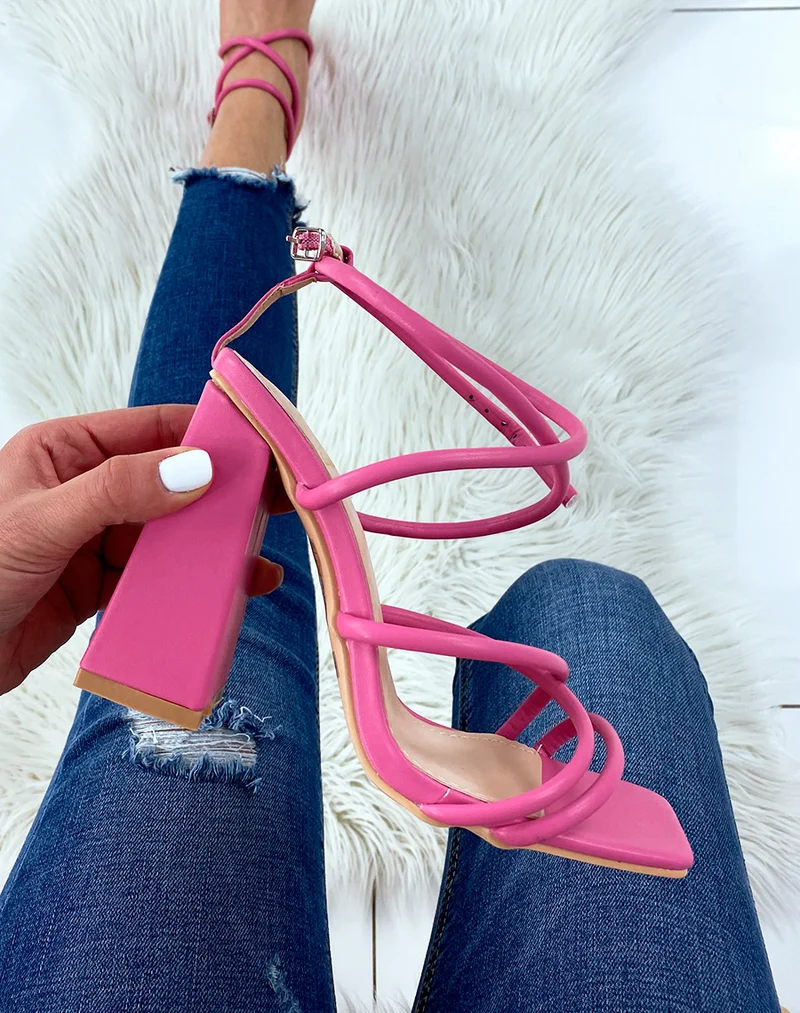 Sandales à talon rose fushia à multiple brides