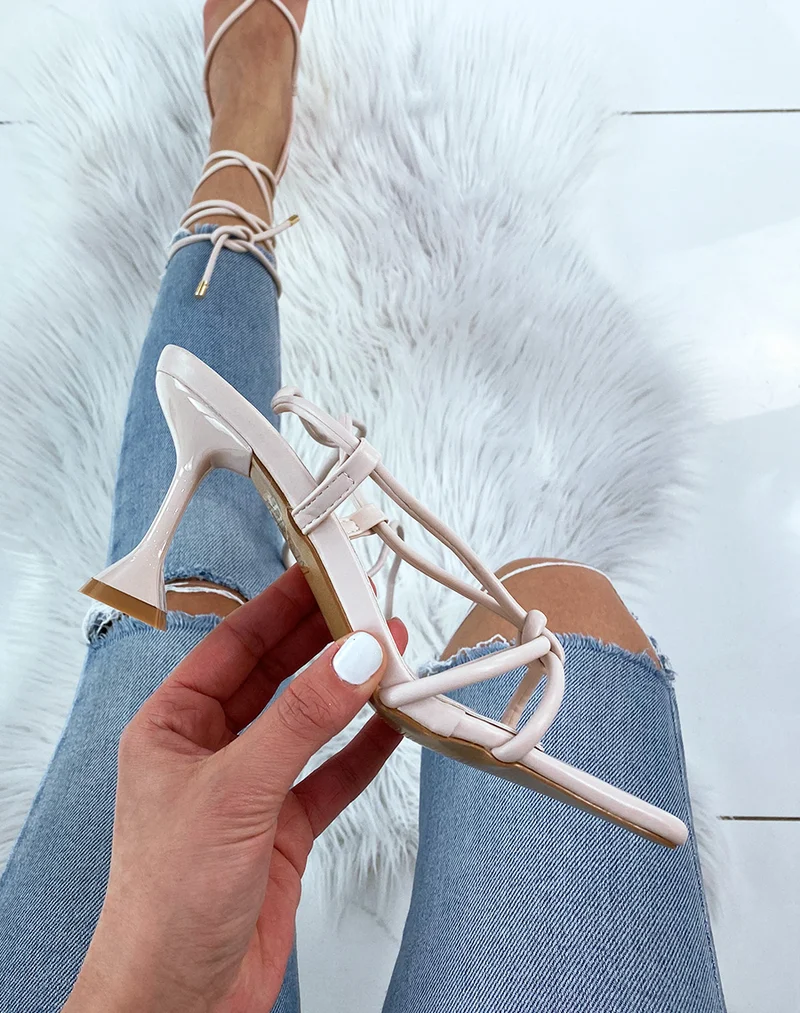 Sandale beige à talon aiguille évasé