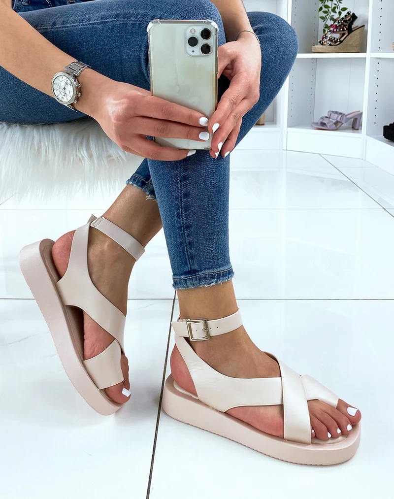 Nu-pieds beiges à larges lanières entrecroisées