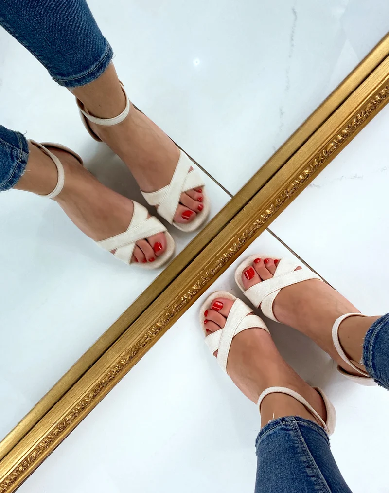 Sandale beige à brides entrecroisées et talon carré