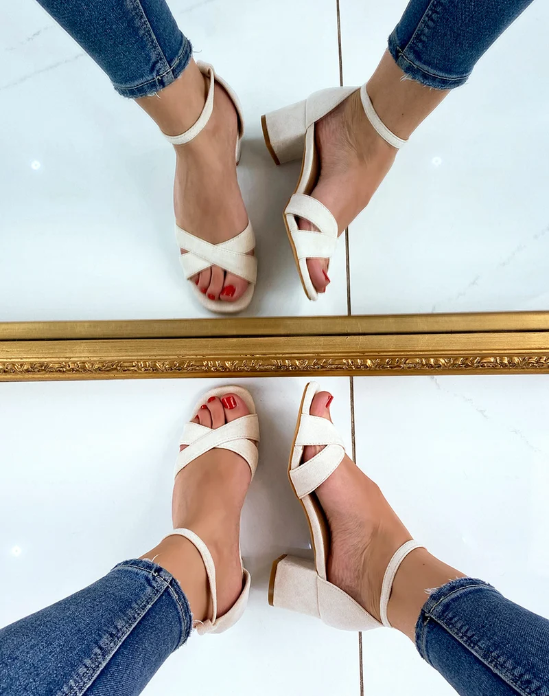 Sandale beige à brides entrecroisées et talon carré
