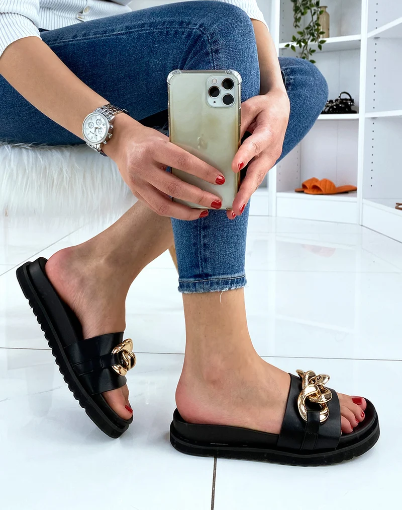 Mules noires à bride épaisse et grosse chaine dorée