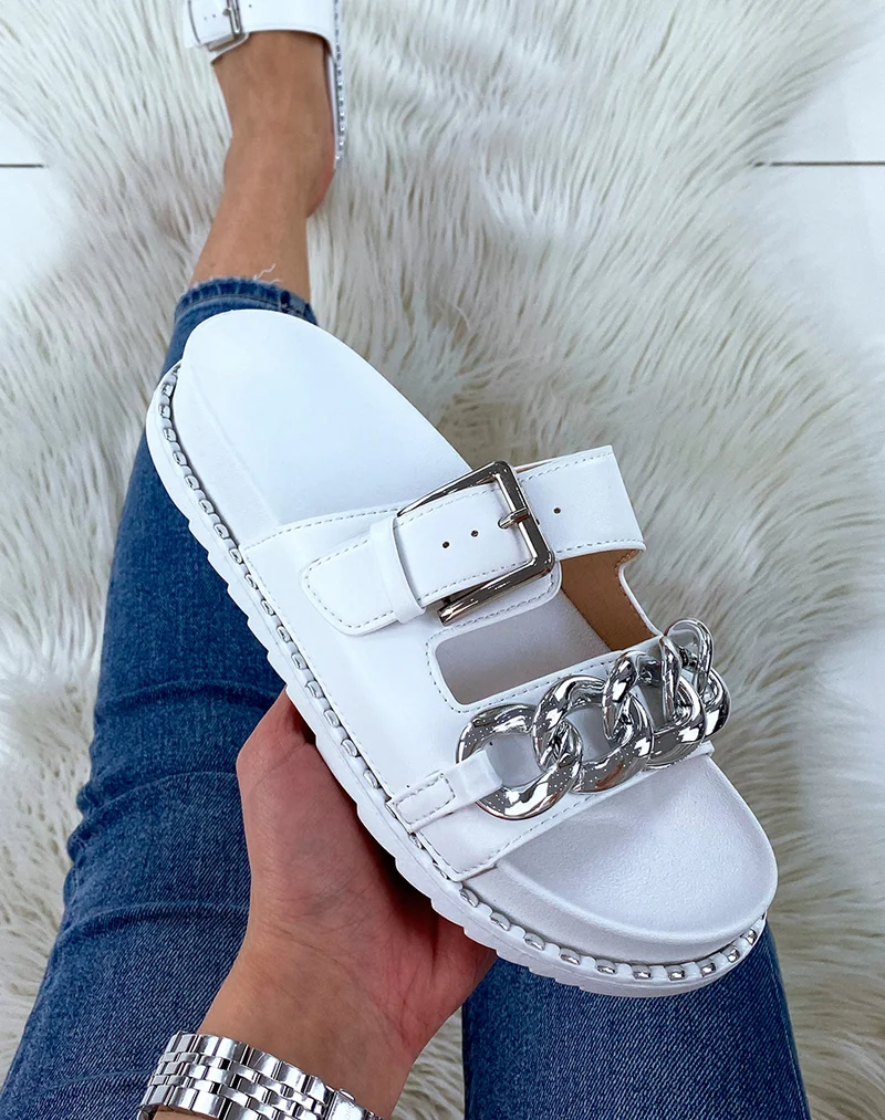 Sandales blanches à doubles brides et chaîne argentée