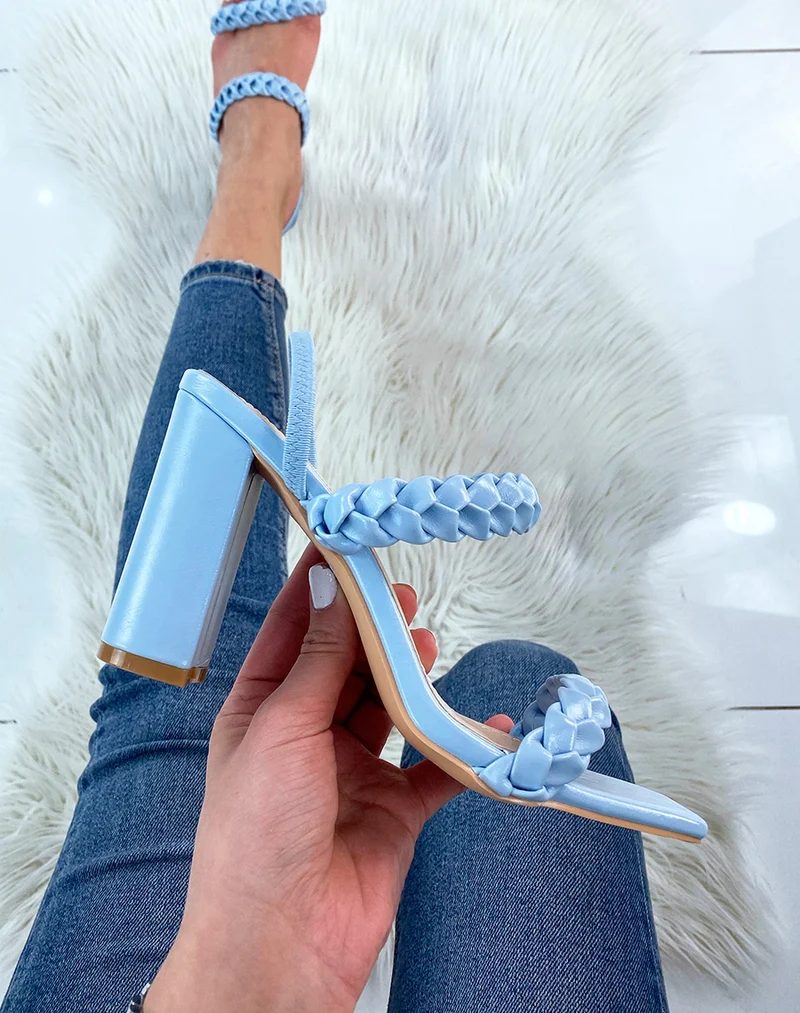 Sandales à talon bleues à multiples brides tressées