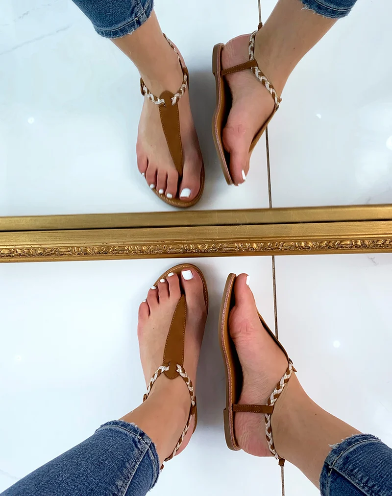 Nu-pieds en suédine camel à détail tressé