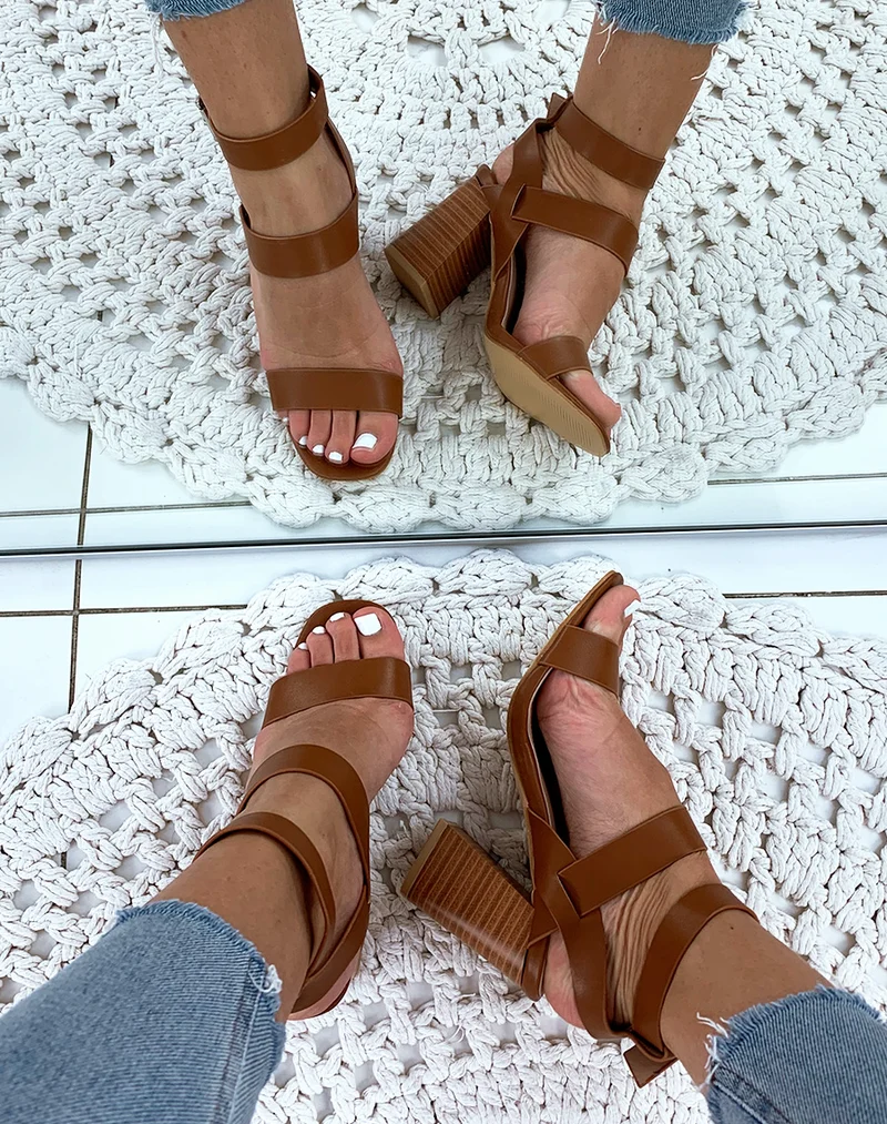 Sandales en similicuir camel à talons carrés et multiples brides