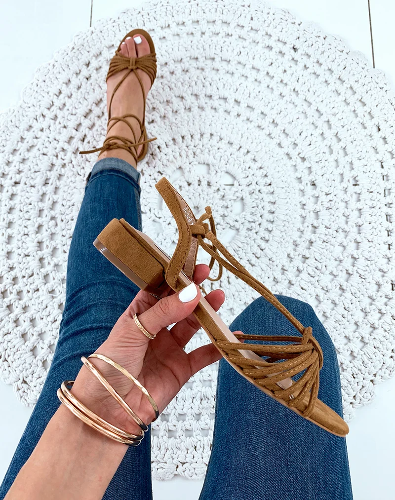 Sandales en suédine camel à petits talons et à lacets