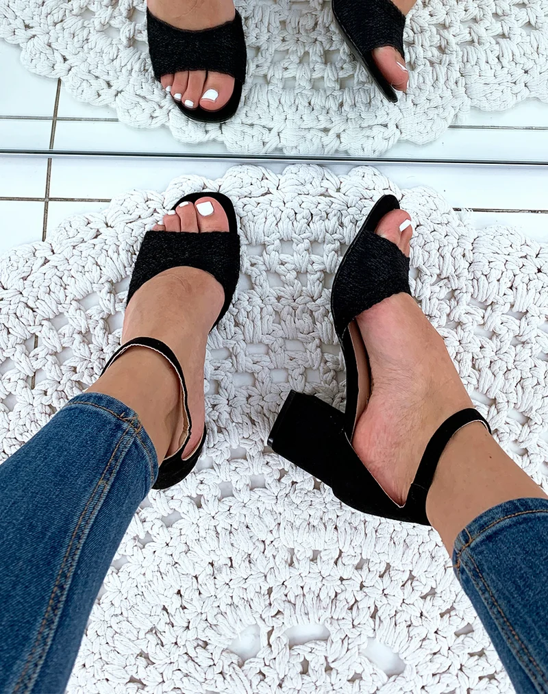 Sandales à talons noires avec bride en raphia