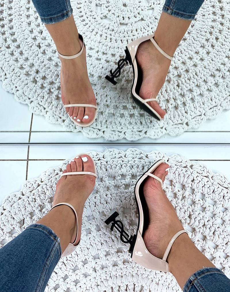 Sandales nude à talon lettre S noire vernie