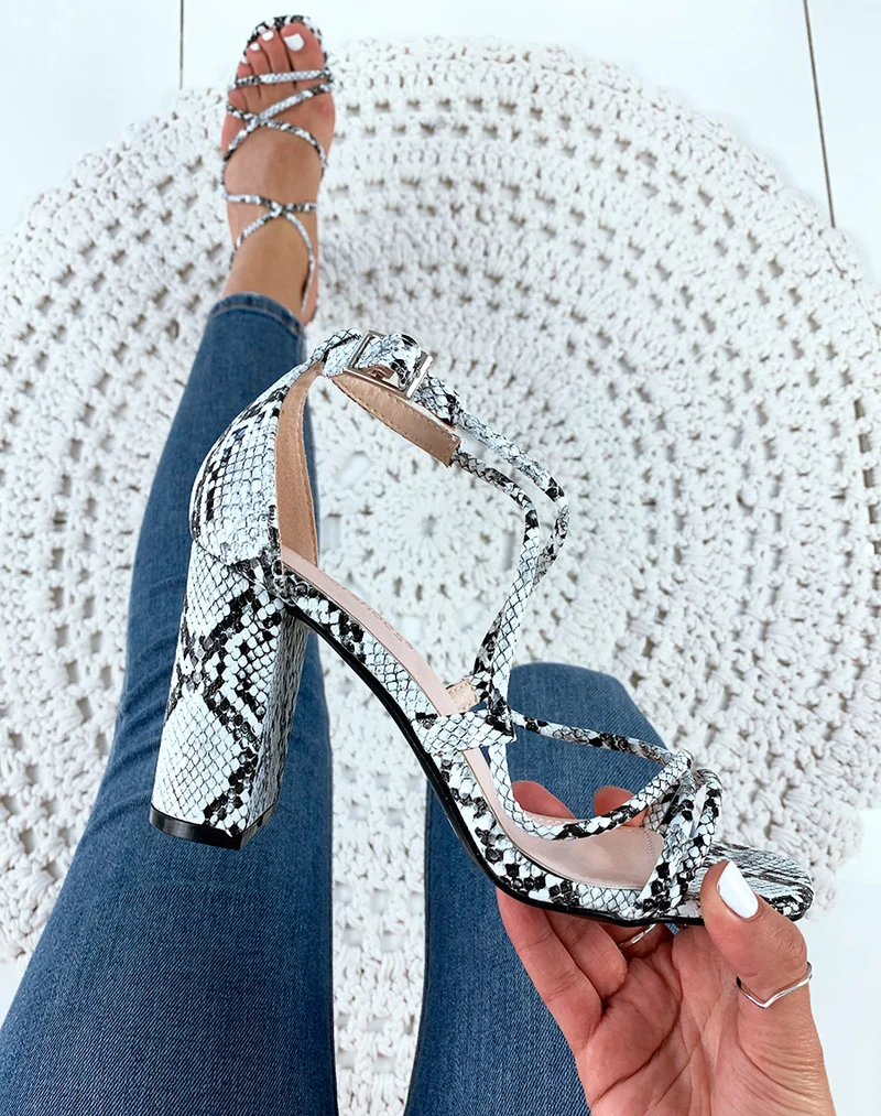 Sandale blanche talon carré effet python