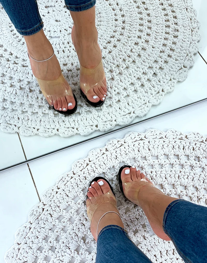 Mules noires vernies à talons et larges brides transparents