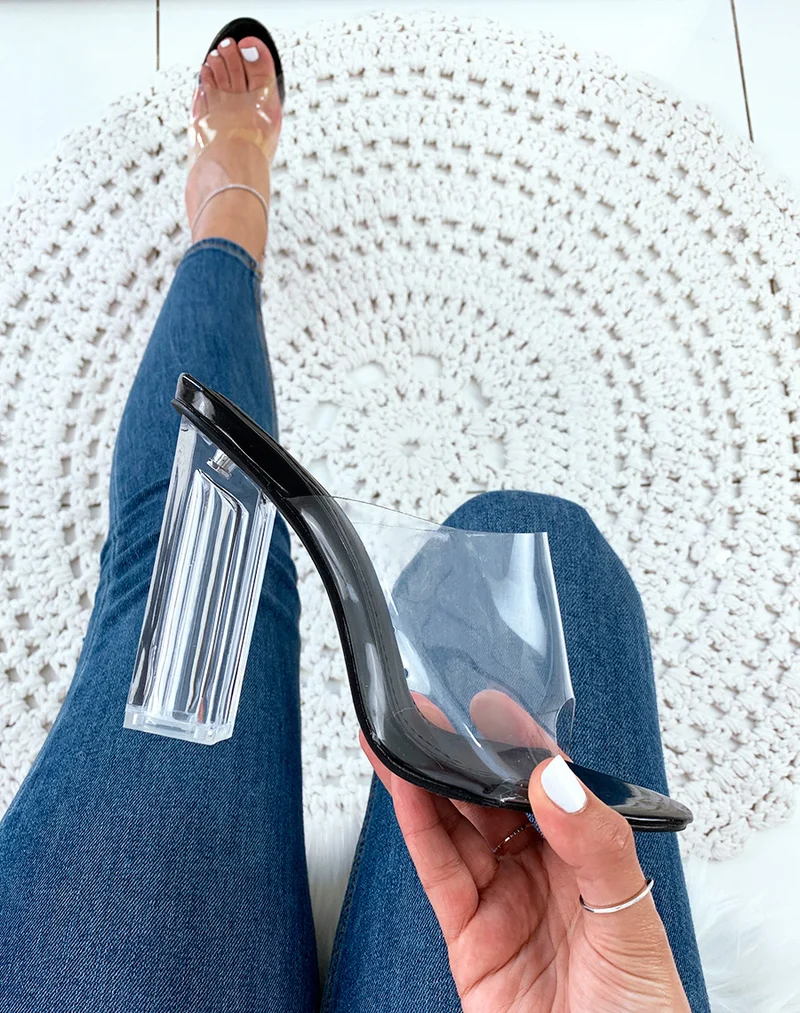 Mules noires vernies à talons et larges brides transparents