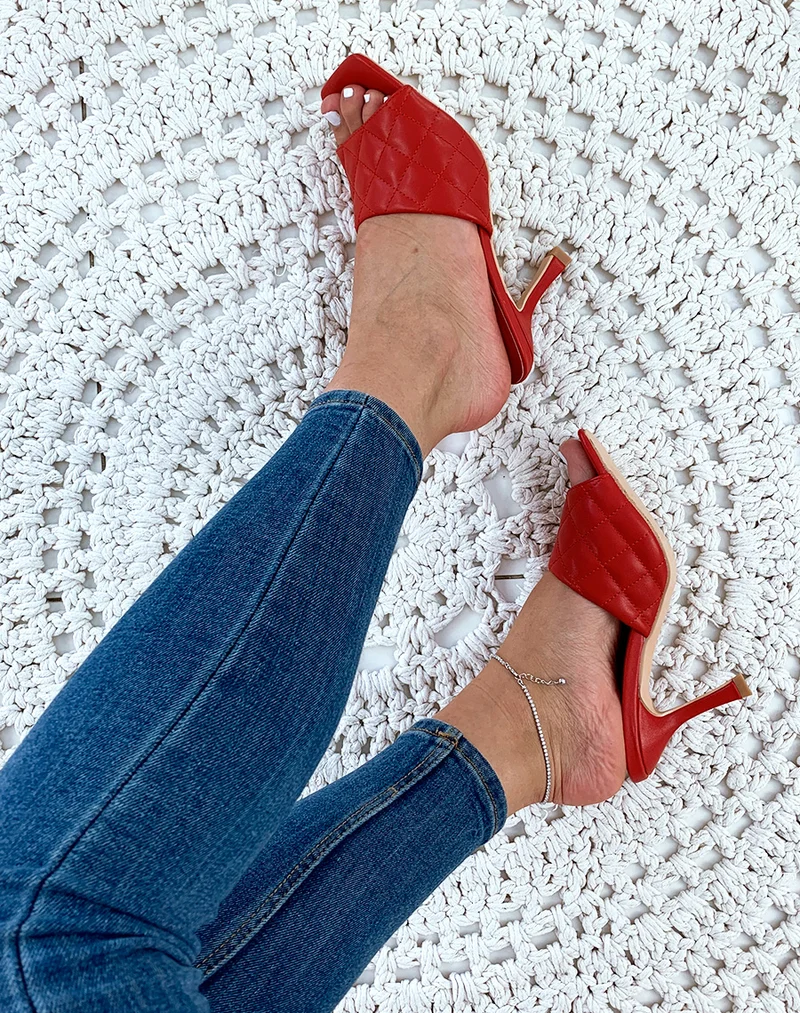 Mules rouges à talons et à larges brides matelassées