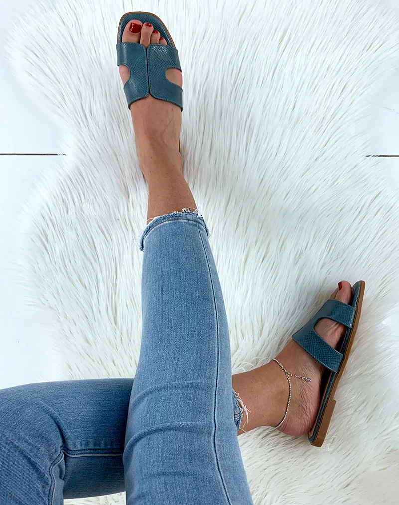 Mules bleues en similicuir effet python à large bride