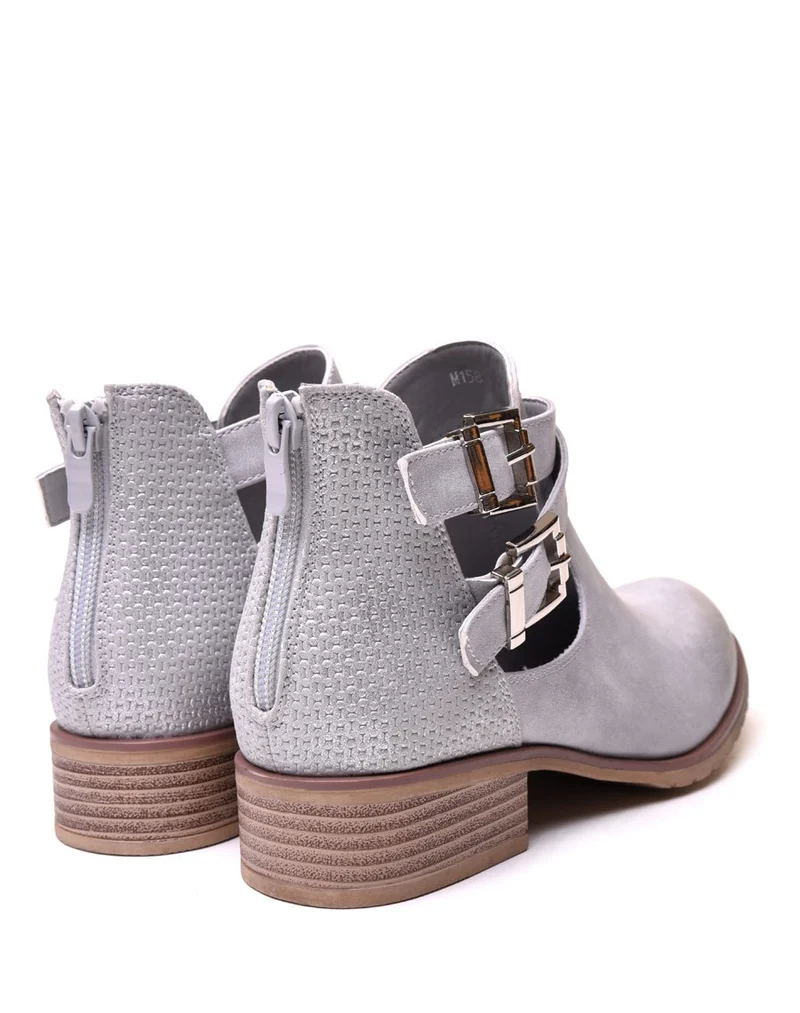 Bottines basses gris clair ajourées avec lanières
