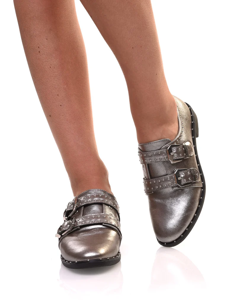 Derbies grises cloutées à boucles