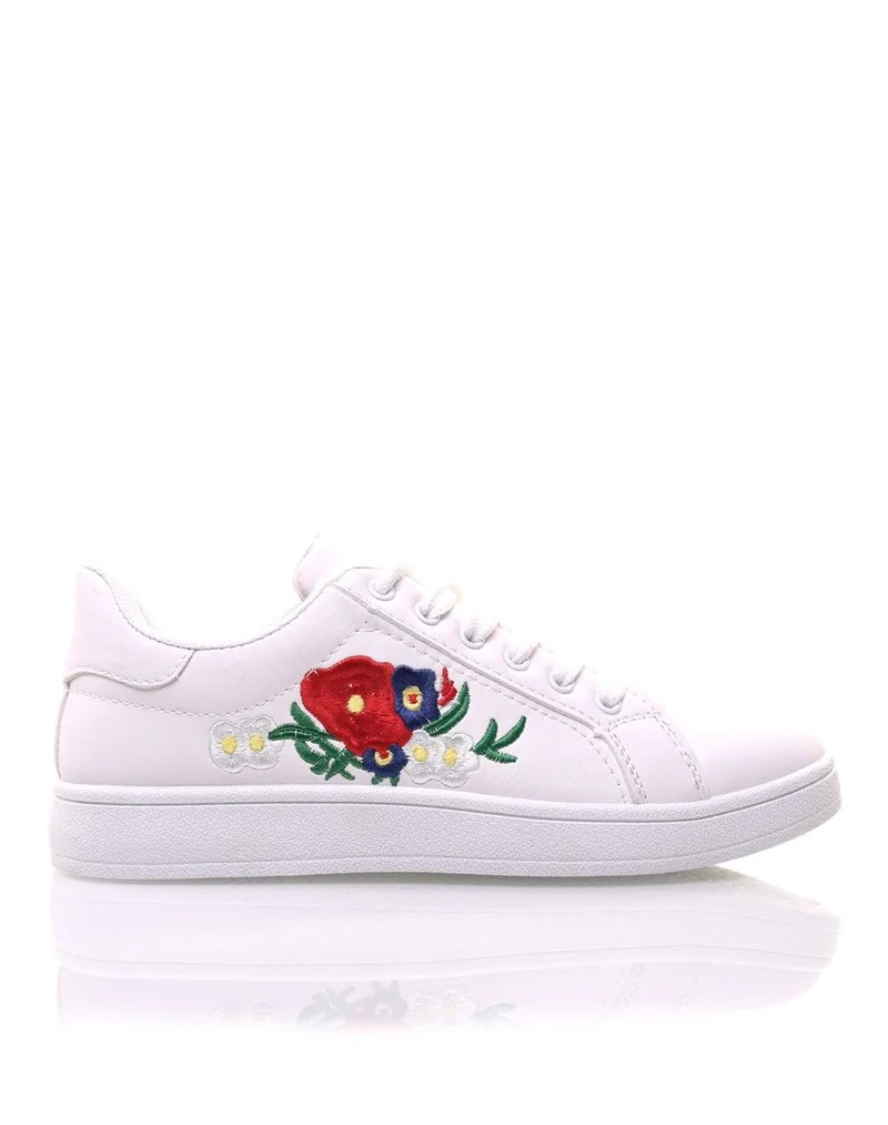 Baskets blanches avec broderies