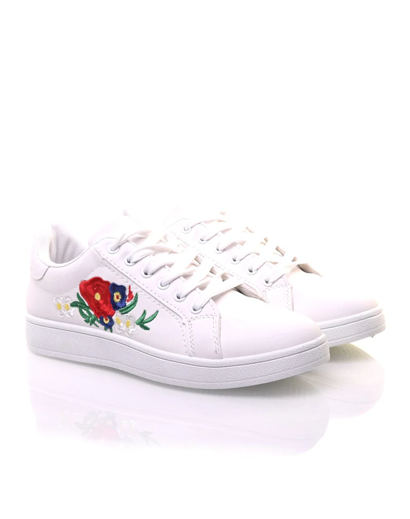 Baskets blanches avec broderies