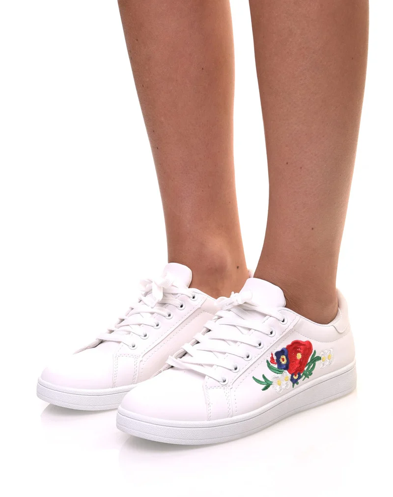 Baskets blanches avec broderies