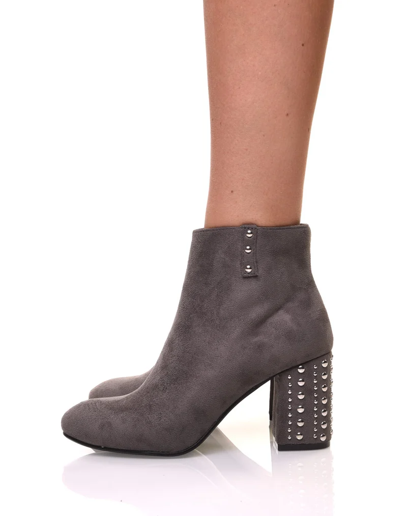 Bottines en suédine grises à talons cloutés