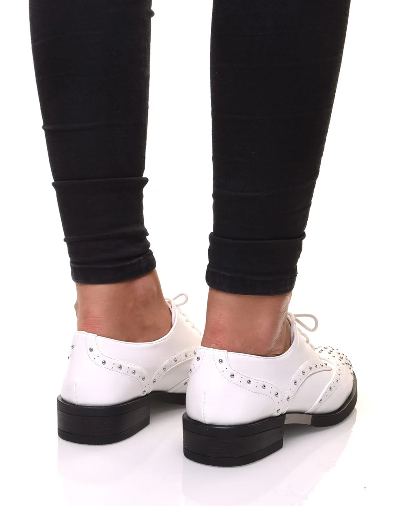 Derbies blanches cloutées