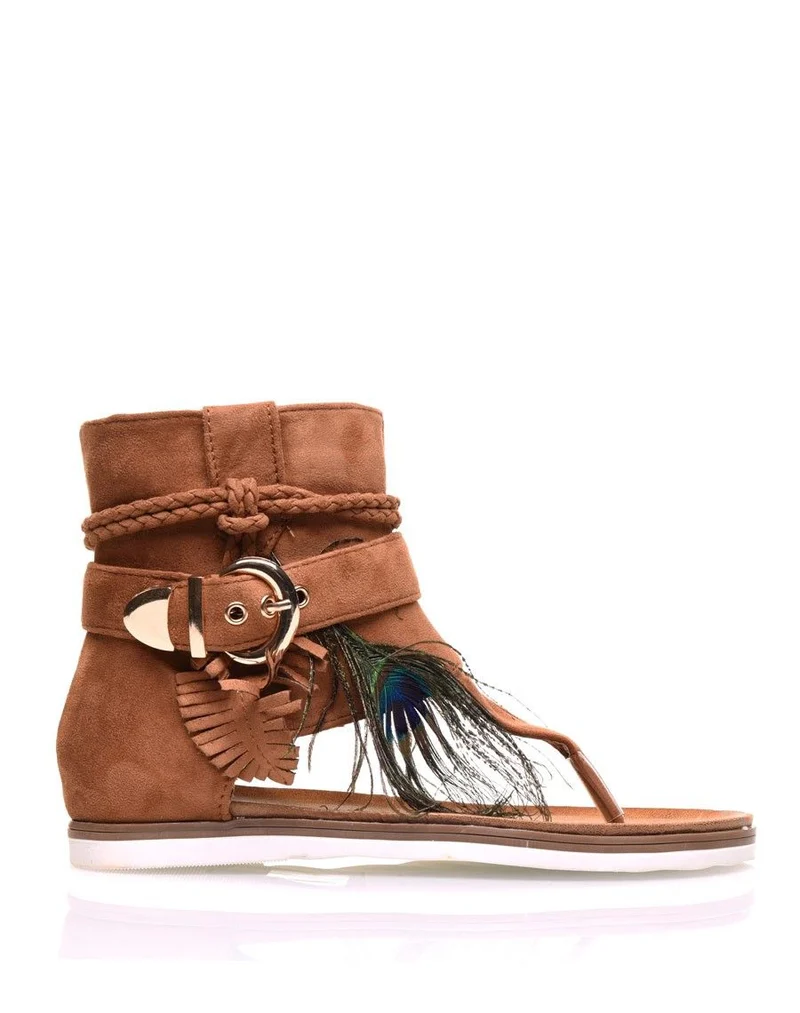 Nu-pieds camel en suédine à multiples détails