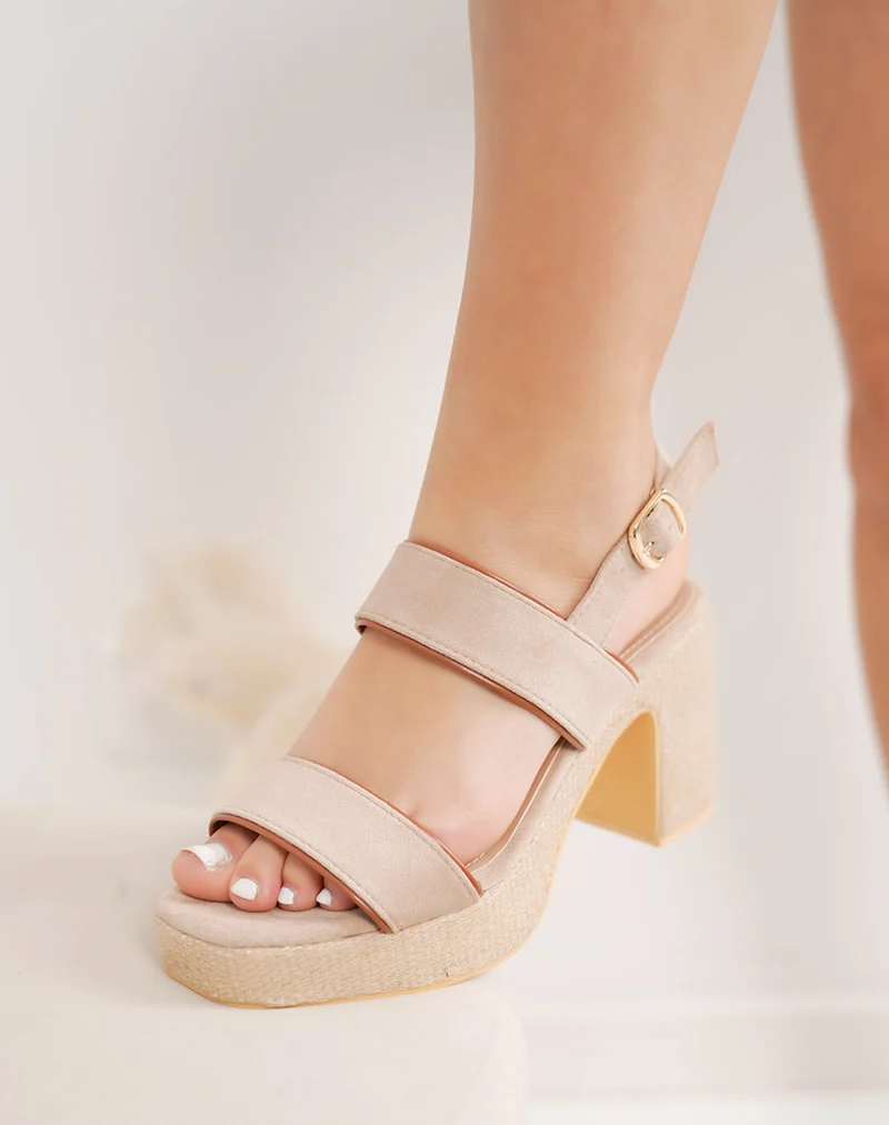 Sandale femme beige en suédine à talon et plateforme en osier