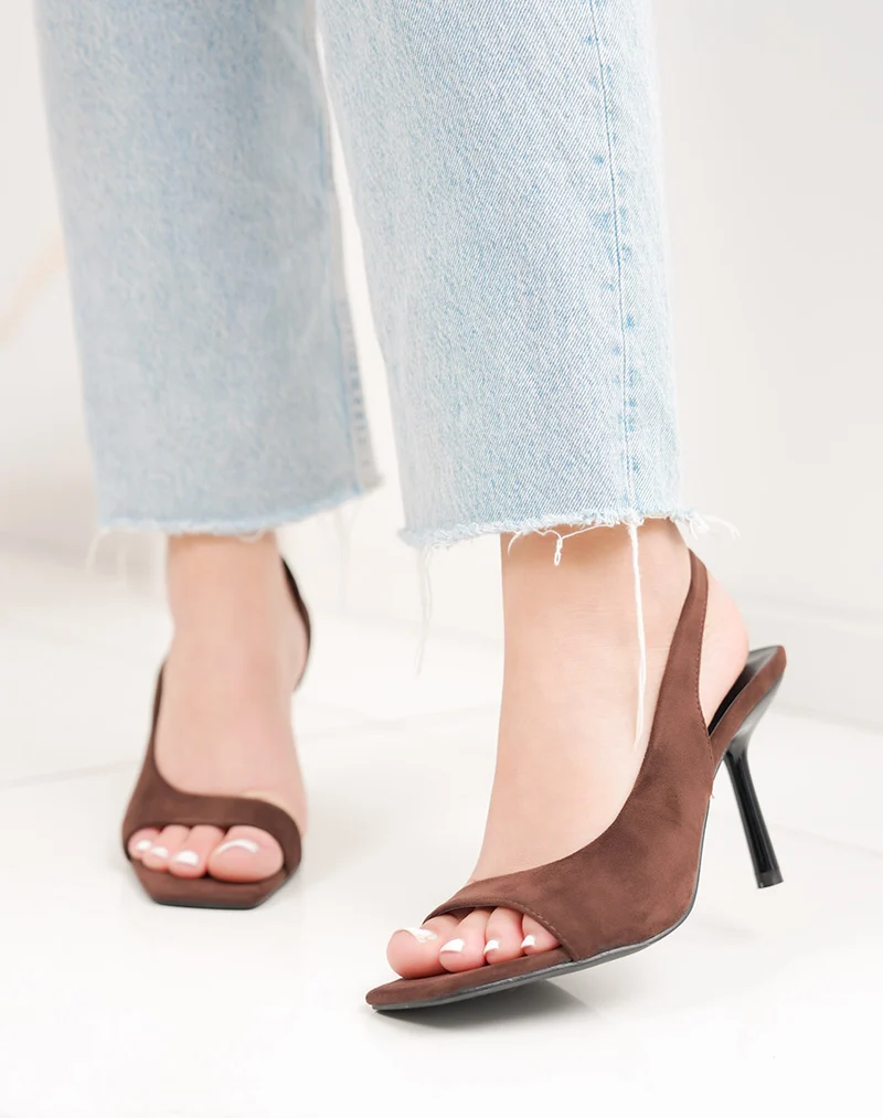 Sandale femme marron élégante en suédine à talon aiguille et coupe asymétrique