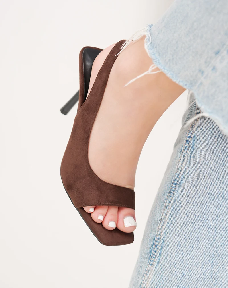 Sandale femme marron élégante en suédine à talon aiguille et coupe asymétrique