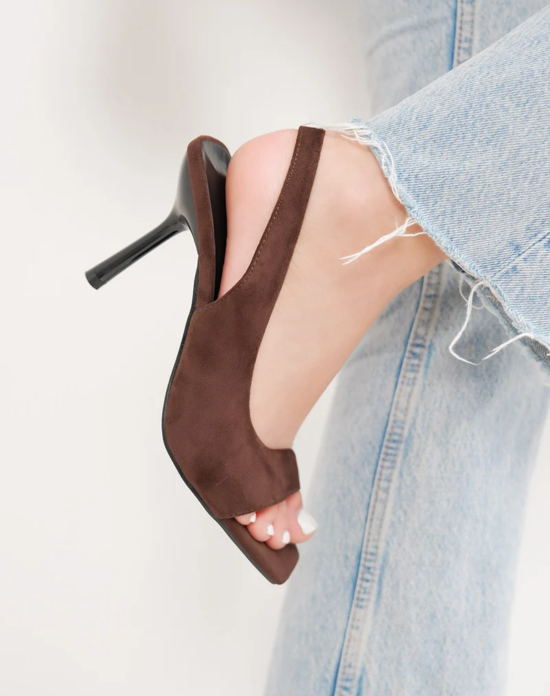 Sandale femme marron élégante en suédine à talon aiguille et coupe asymétrique