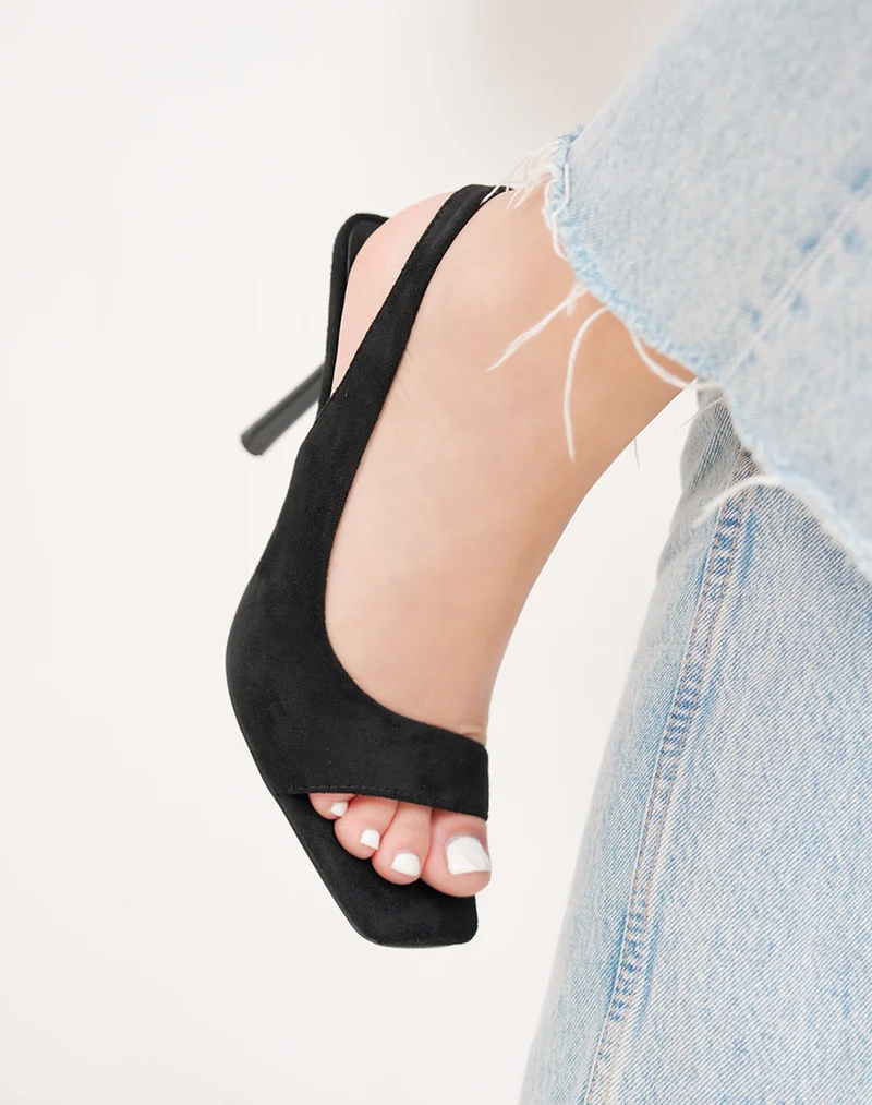 Sandale femme noire élégante en suédine à talon aiguille et coupe asymétrique