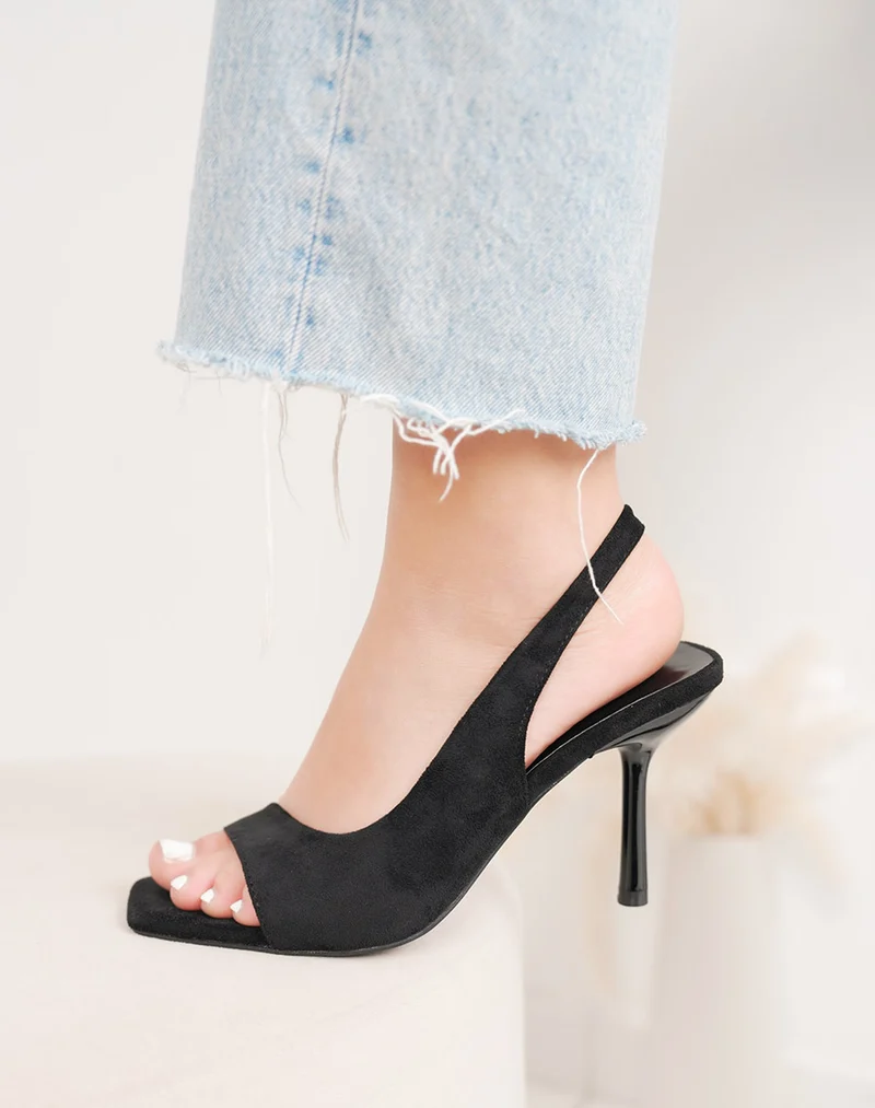 Sandale femme noire élégante en suédine à talon aiguille et coupe asymétrique