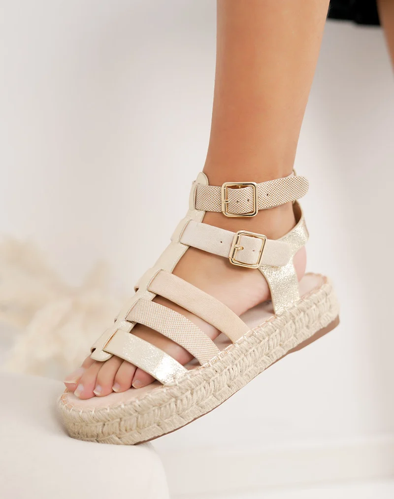 Sandale femme beige élégante à brides dorées et plateforme en osier