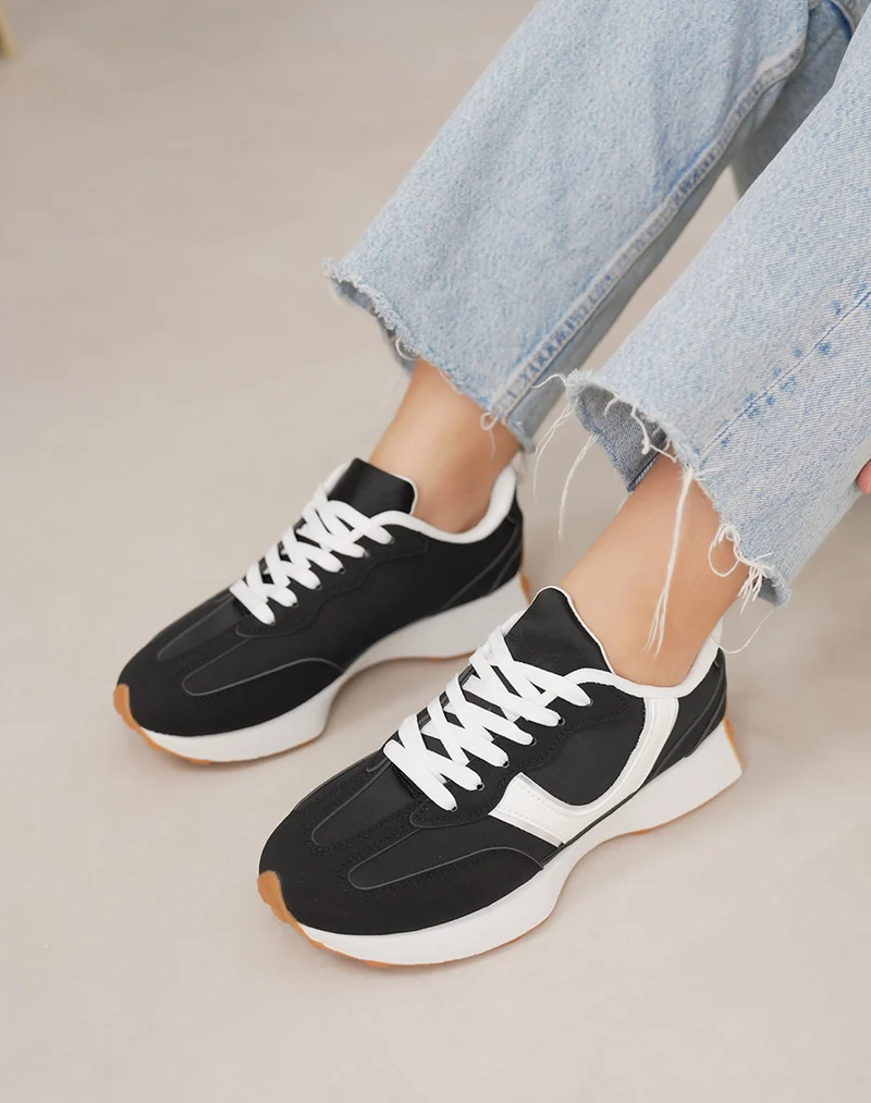 Basket femme noire tendance à empiècements blanc et argenté avec plateforme blanche