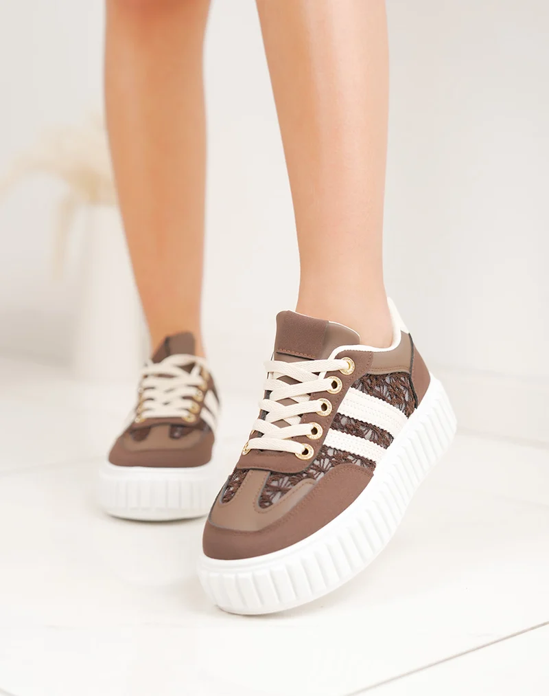 Basket femme marron tendance à plateforme blanche et broderies raffinées