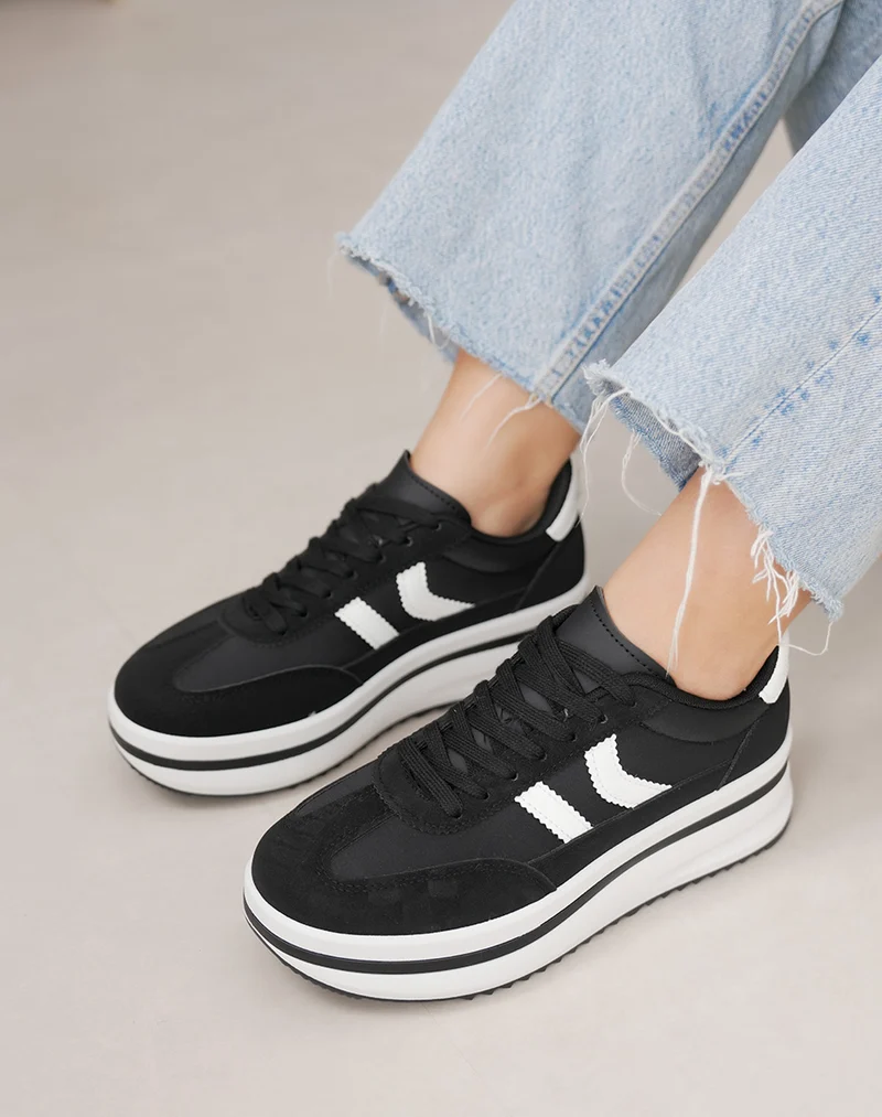 Baskets noires femme à double rayures blanches et semelle plateforme